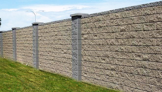Забор из бетонных колотых блоков